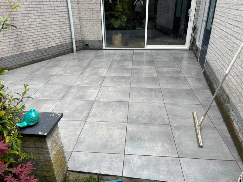 Terras in grote grijze tegels